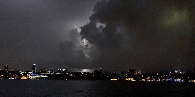 İstanbul’da unutulmaz gece! Vatandaşların gözüne uyku girmedi... İşte çakan şimşek sayısı
