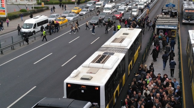 İstanbul'da üst geçitte yaya trafiği oluştu vatandaş E-5'e indi