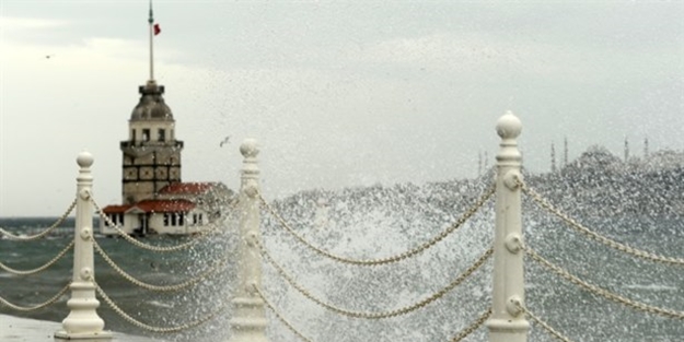 İstanbul’da vapur seferlerine lodos engeli