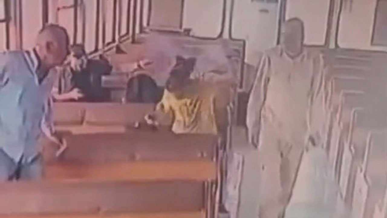 İstanbul'da vapurda inanılmaz olay! Arkada oturan yolcu ayağa kalktı, hareketi herkesi şoke etti