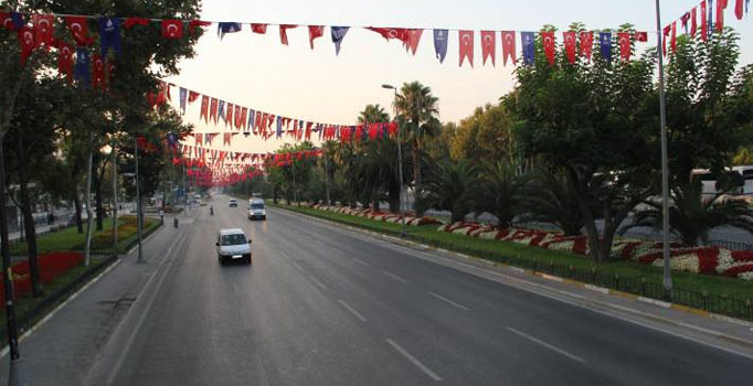 İstanbul'da Vatan Caddesi'ne çıkan yollar trafiğe kapatıldı