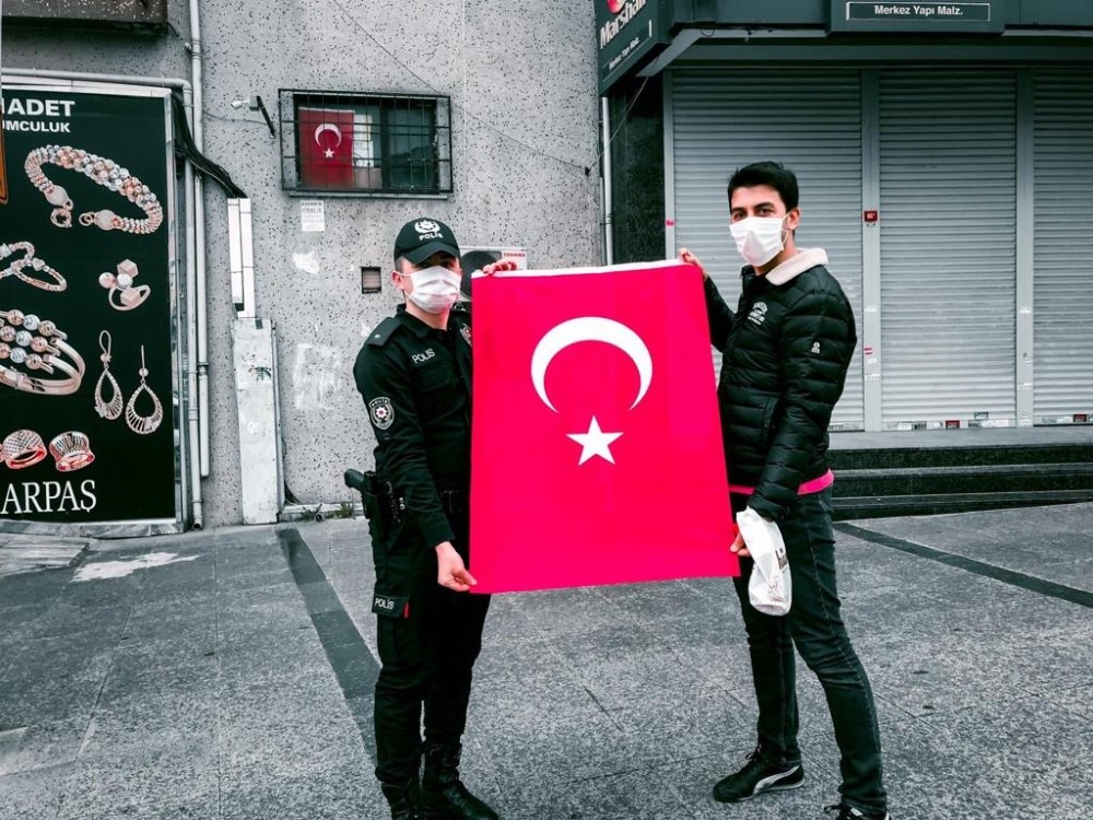 İstanbul’da vatandaşa 100 bin bayrak dağıtıldı 
