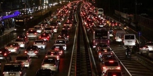 İstanbul'da vatandaşlar trafiği kapattı