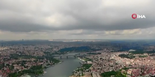 İstanbul'da yağmur bulutlarının eşsiz manzarası havadan görüntülendi
