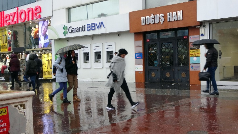 İstanbul’da yağmur etkili oluyor 