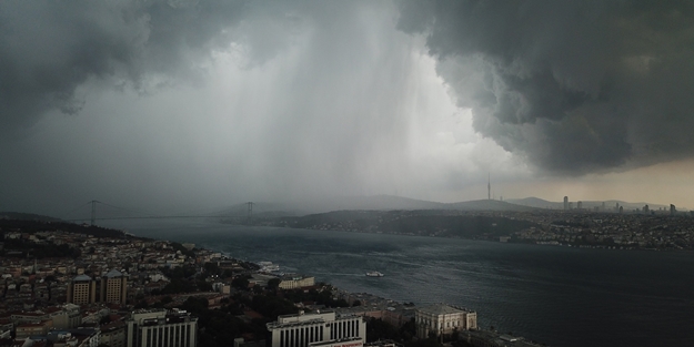 İstanbul'da yağmur sonrası ürküten görüntü