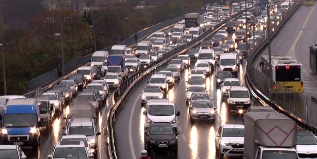 İstanbul'da 'yağmur' trafiği! Bu güzergahlarda yoğunluk yaşanıyor