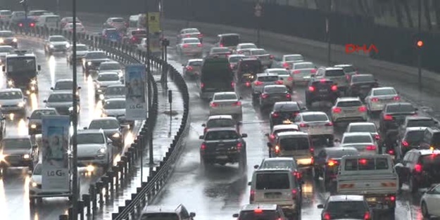 İstanbul'da yağmur trafiği!