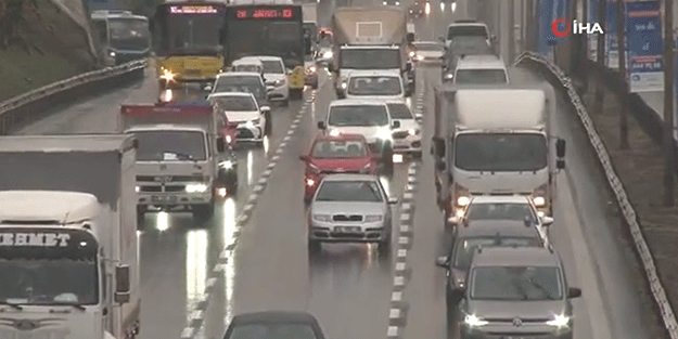 İstanbul'da yağmur trafiği vurdu: Yoğunluk yüzde 56