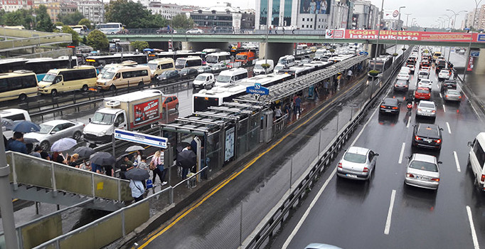 İstanbul'da yağmur trafiği yaşanıyor...
