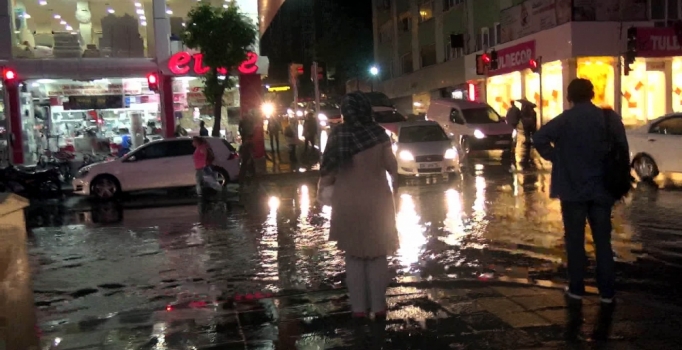 İstanbul'da yağmur yolları göle çevirdi