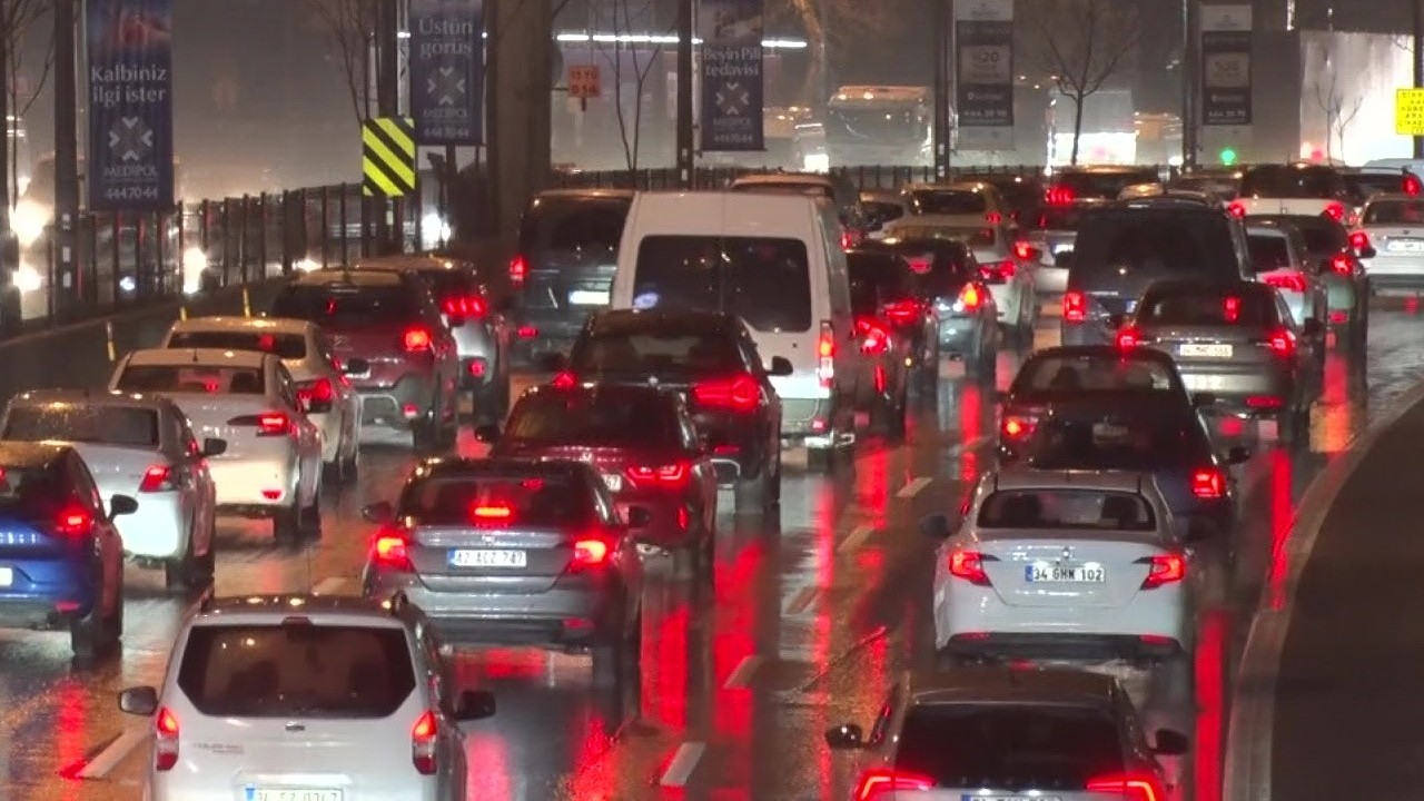 İstanbul’da yağmurla birlikte yoğun trafik