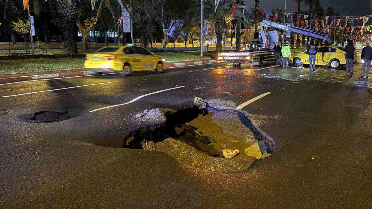 İstanbul’da yağmurun faturası ağır oldu! Vatan Caddesi çöktü, taksi kazası kaçınılmaz oldu