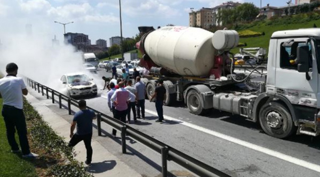 İstanbul'da yanan araca beton mikseriyle müdahale