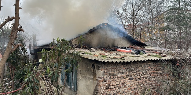 İstanbul'da yanan gecekondu kullanılamaz hale geldi