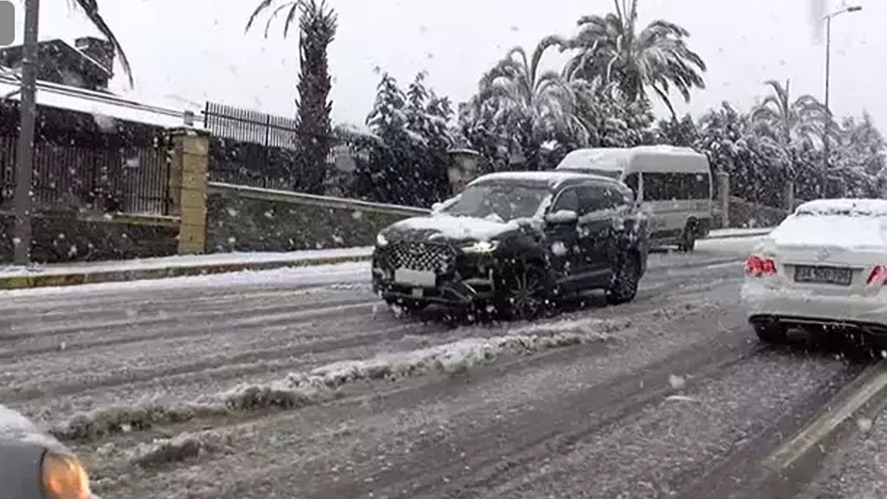 İstanbul'da yarın okullar tatil mi? Eğitime kar engeli var mı? Vali Davut Gül'den açıklama!