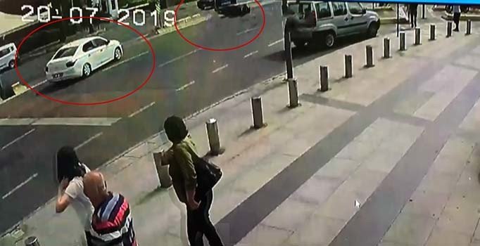 İstanbul'da yasak yerden dönüş yapan araç motosikletliye çarptı