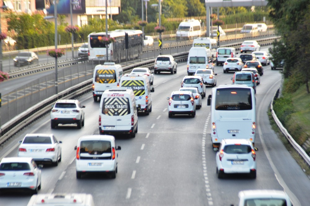 İstanbul’da yeni eğitim öğretim yılının ilk gününde trafikte yoğunluk 