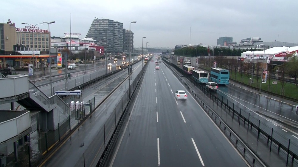 İstanbul’da yeni yılın ilk gününde yollar boş kaldı 