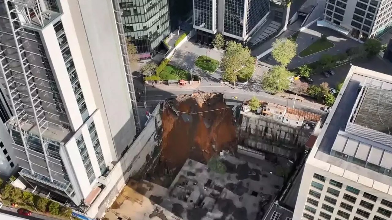 İstanbul'da yol çöktü, 3 mahallede elektrik, su ve doğalgaz kesildi: İBB'den açıklama!