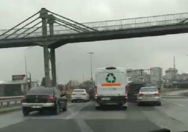 İstanbul'da yine aynı manzara! Düğün konvoyu yolu böyle kapattı