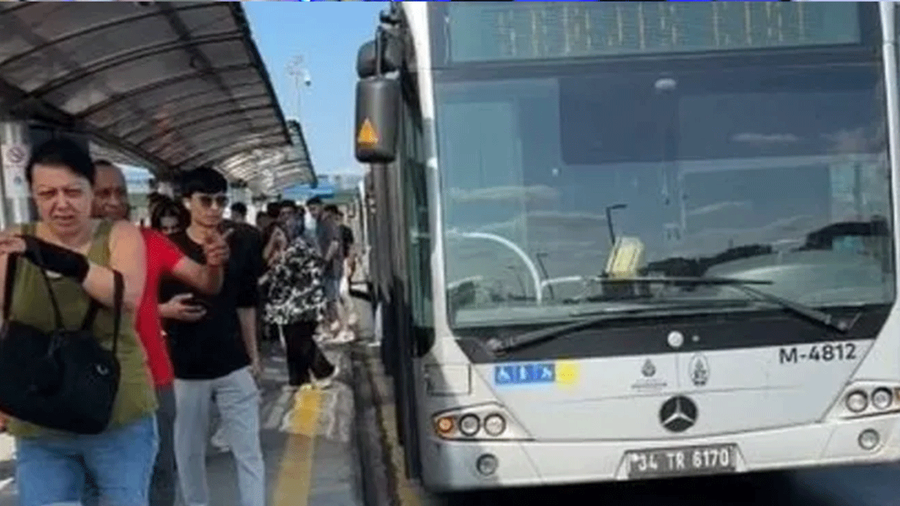 İstanbul'da yine metrobüs arızalandı... Hiç şikayet etme İstanbullu! Bu beceriksizleri sen seçtin