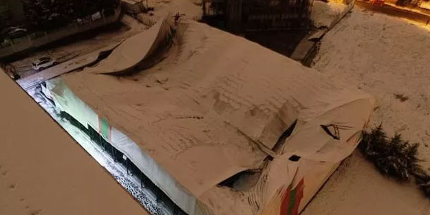 İstanbul'da yoğun kar nedeniyle halı sahanın çatısı çöktü