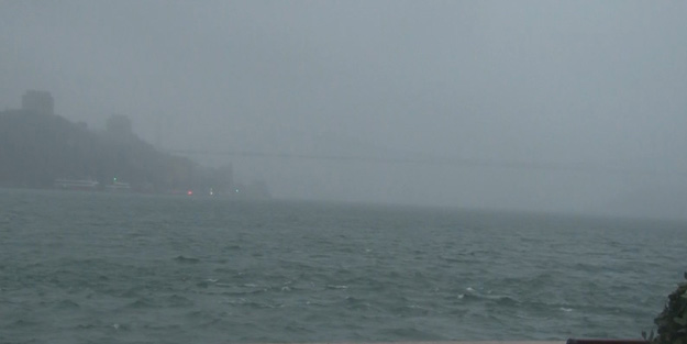 İstanbul'da yoğun sis! Köprüler adeta gözden kayboldu