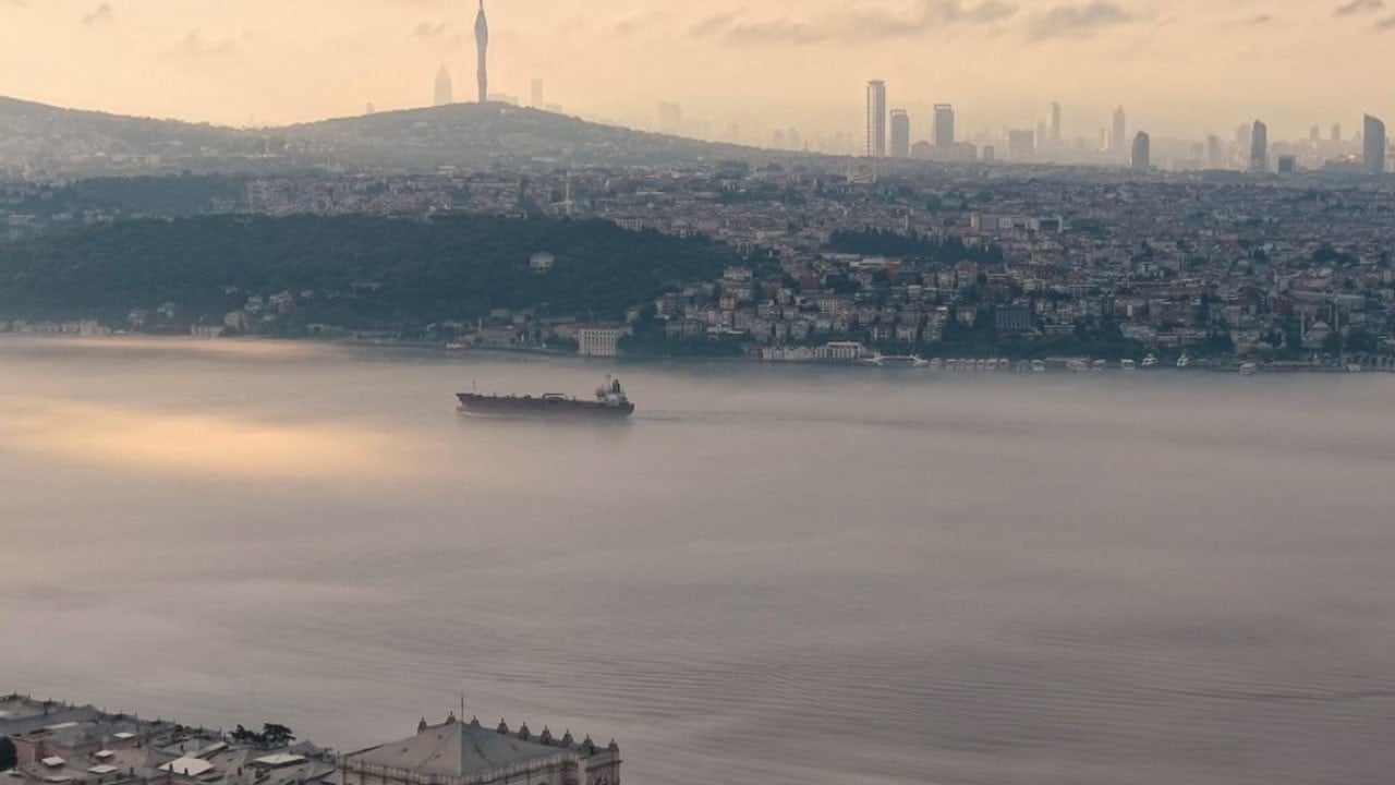 İstanbul’da yoğun sis ulaşımı vurdu! Boğaz gemi trafiğine kapatıldı