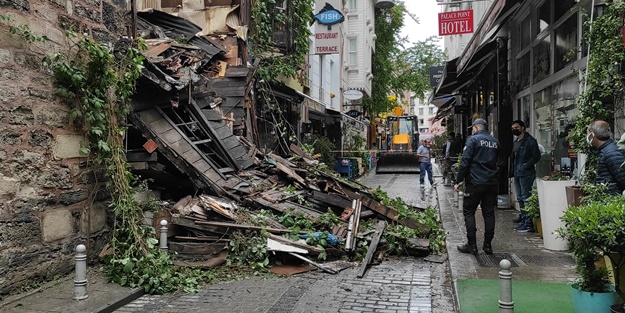 İstanbul'da yoğun yağış! Fatih'te 3 katlı bina çöktü