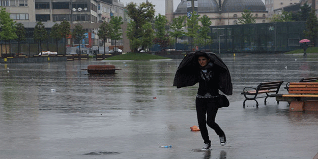 İstanbul'da yoğun yağış yaşanıyor, o saatlere dikkat!