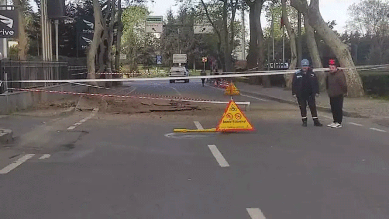 İstanbul'da yol çöktü! Cadde trafiğe kapatıldı!