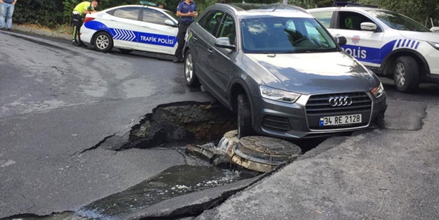 İstanbul'da yol çöktü