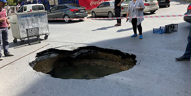 İstanbul’da yol çöktü, su birikintileri oluştu