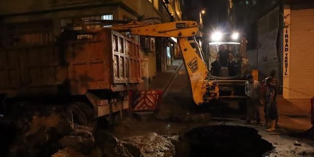 İstanbul'da yol çöktü! Trafik tamamen kapatıldı