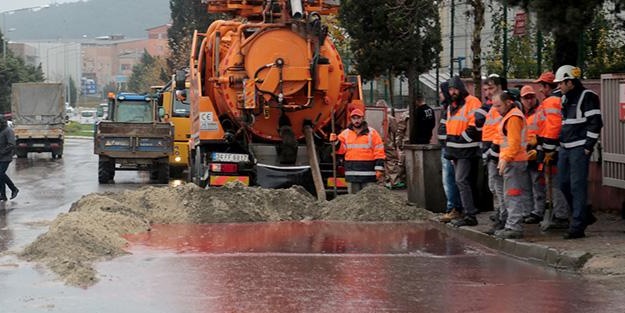 İstanbul'da yola akan kırmızı sıvı paniğe neden oldu