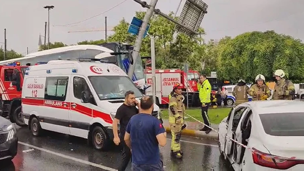İstanbul'da yolcu otobüsü otomobile çarptı