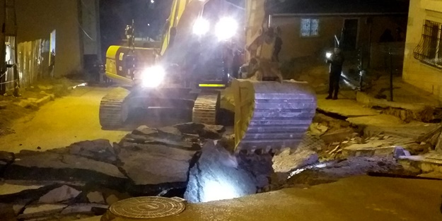 İstanbul'da yolda çökme! İki bina boşaltıldı