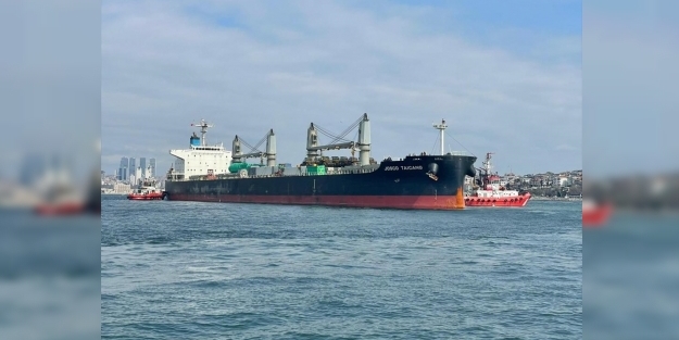 İstanbul'da yük gemisi karaya oturdu