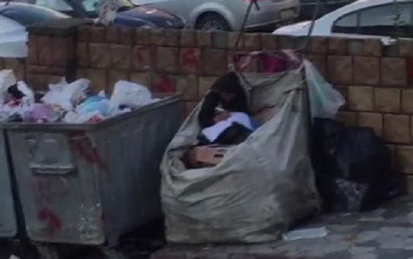 İstanbul'da yürek burkan görüntü! Babasının karton toplama arabasında...