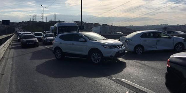 İstanbul'da zincirleme kaza trafiği kilitledi