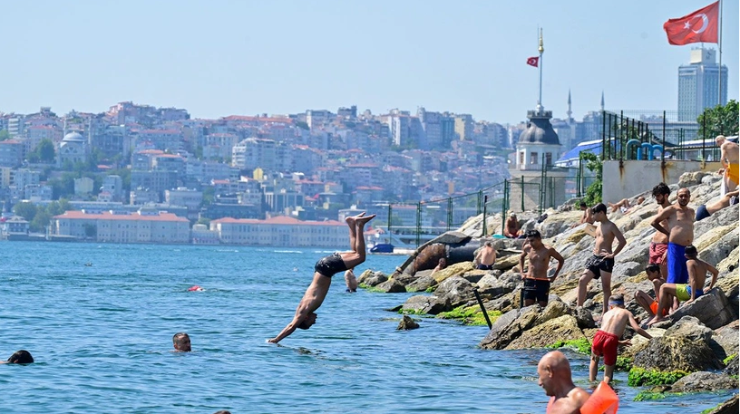 İstanbul'daki aşırı sıcaklar vatandaşı boğazın serin sularına itti