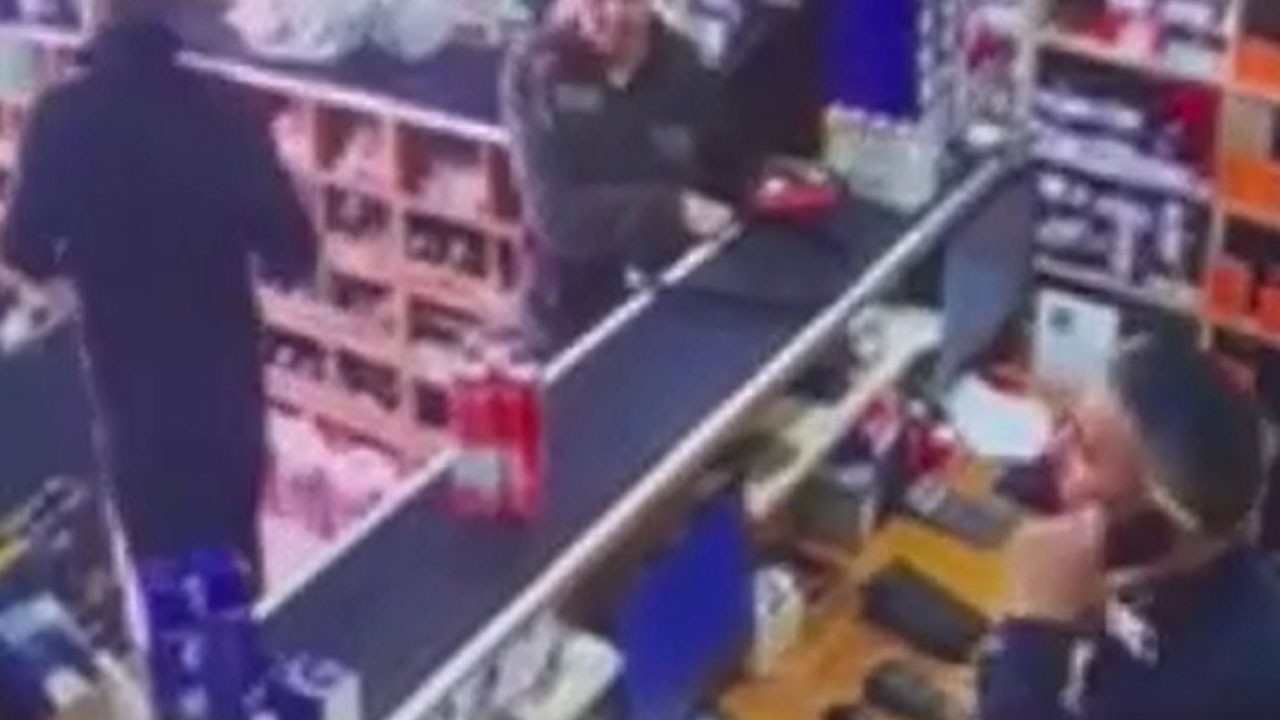 İstanbul'daki deprem kamerada! Panikle tezgahtan atlayıp böyle kaçtılar