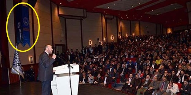 İstanbul'daki Hilafet konferansında Atatürk posteri tartışması