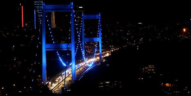 İstanbul'daki köprüler maviye büründü