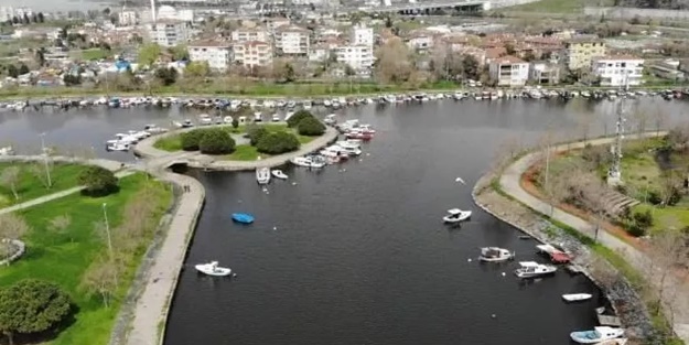 İstanbul'daki Menekşe Deresi'nin rengi değişti