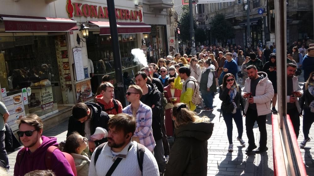 İstanbul'daki Ruslar metrelerce kuyruk oluşturdu