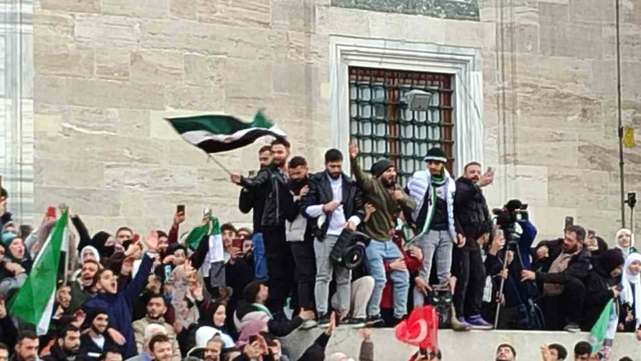 İstanbul'daki Suriyeliler Fatih Cami’de toplandı: Esad rejiminin devrilmesini kutluyor! Allah'a şükür