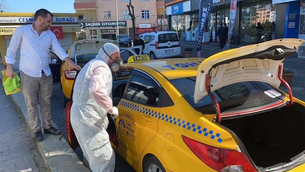 İstanbul’daki taksilerde korona virüse karşı dezenfekte çalışması 