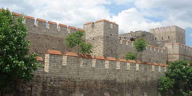 İstanbul'daki tarihi surlarda çökme meydana geldi